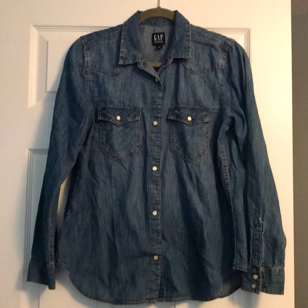 BNWT- Women’s Gap Snap-Button Chambray Shirt